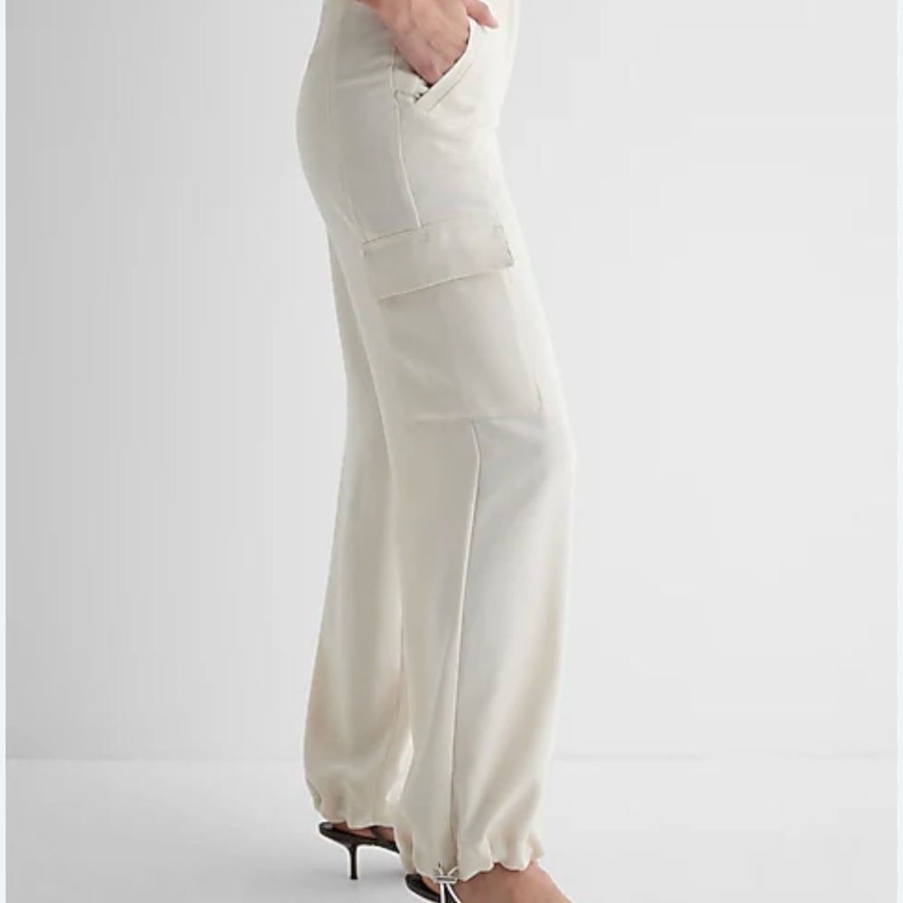 Express Women's Cream Cargo Joggers